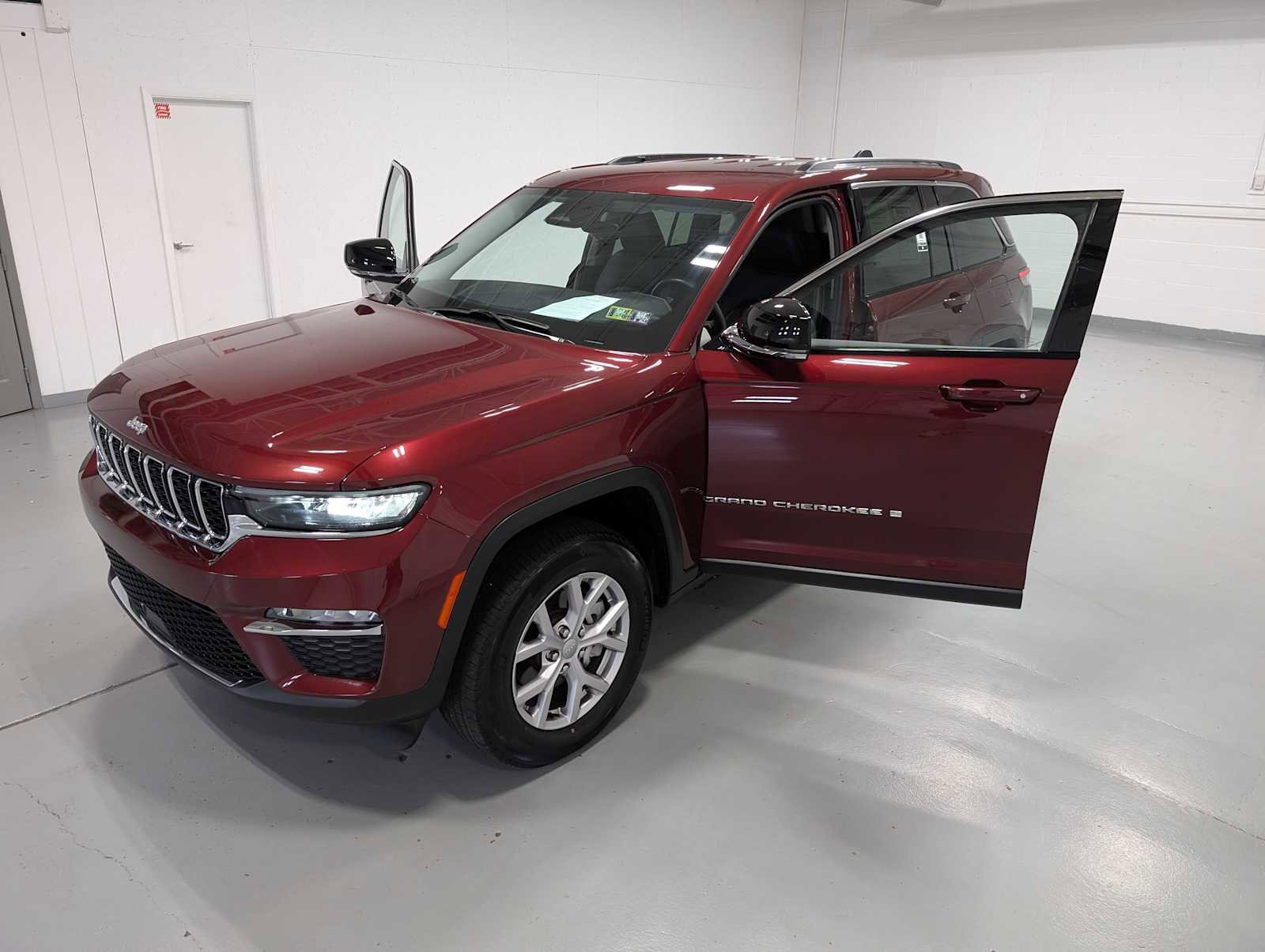 Used 2022 Jeep Grand Cherokee Limited image 15