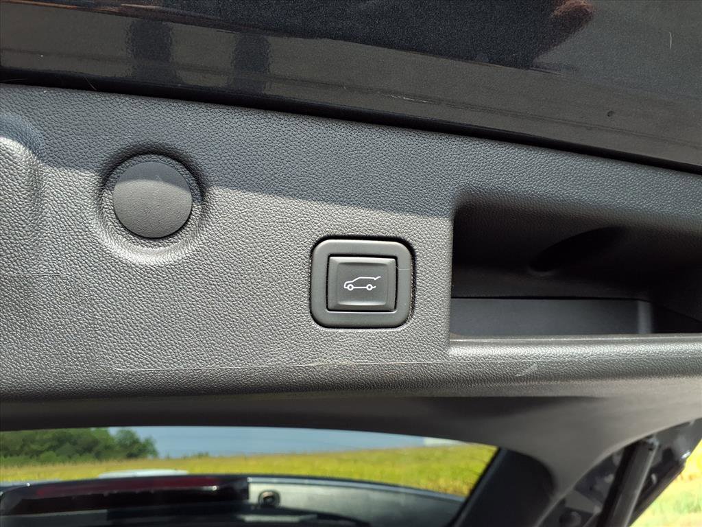 Used 2022 Chevrolet Equinox Premier w/ Redline Edition image 9