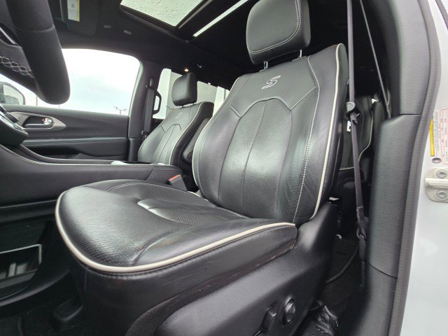 Used 2023 Chrysler Pacifica Limited w/ Uconnect Theater Family Group image 24