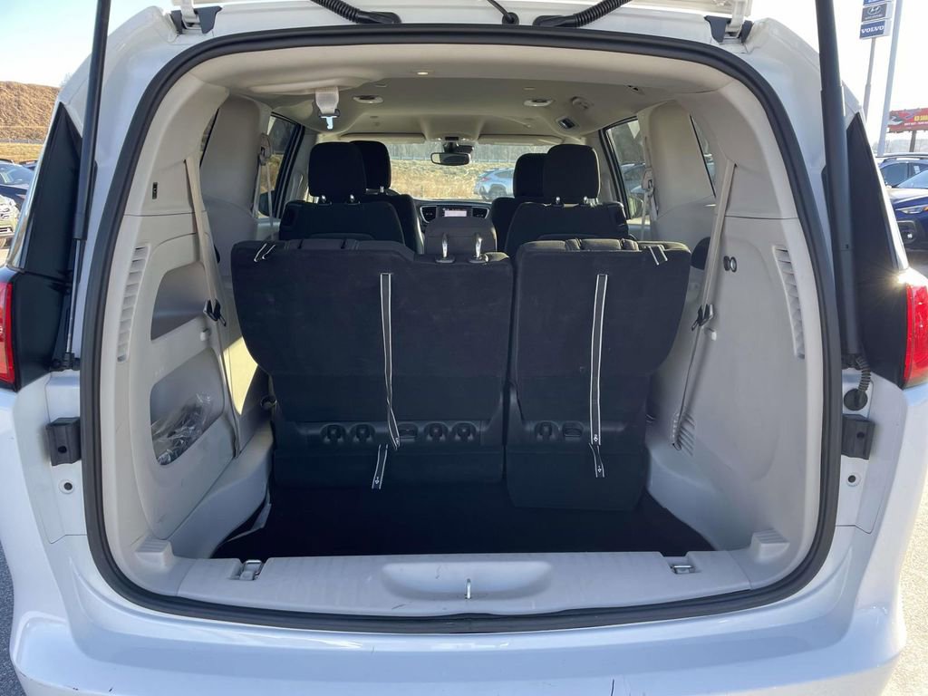 Used 2024 Chrysler Voyager LX image 30