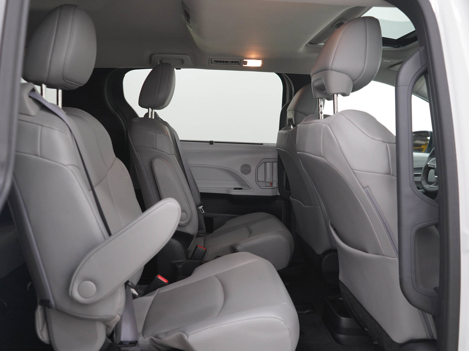 Used 2025 Toyota Sienna XLE w/ XLE Plus Package AWD/4WD image 14