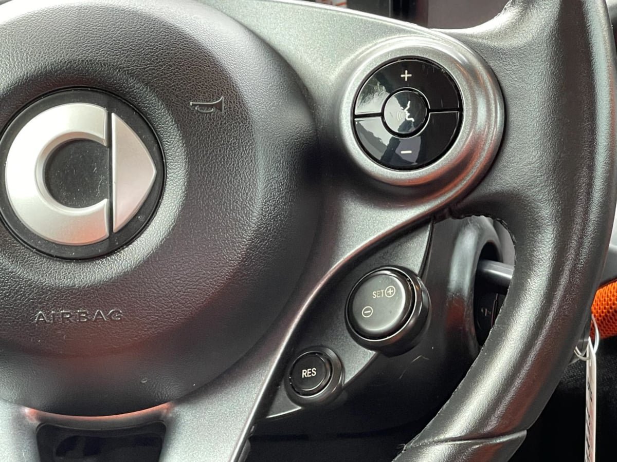 Used 2016 smart fortwo pure RWD image 14