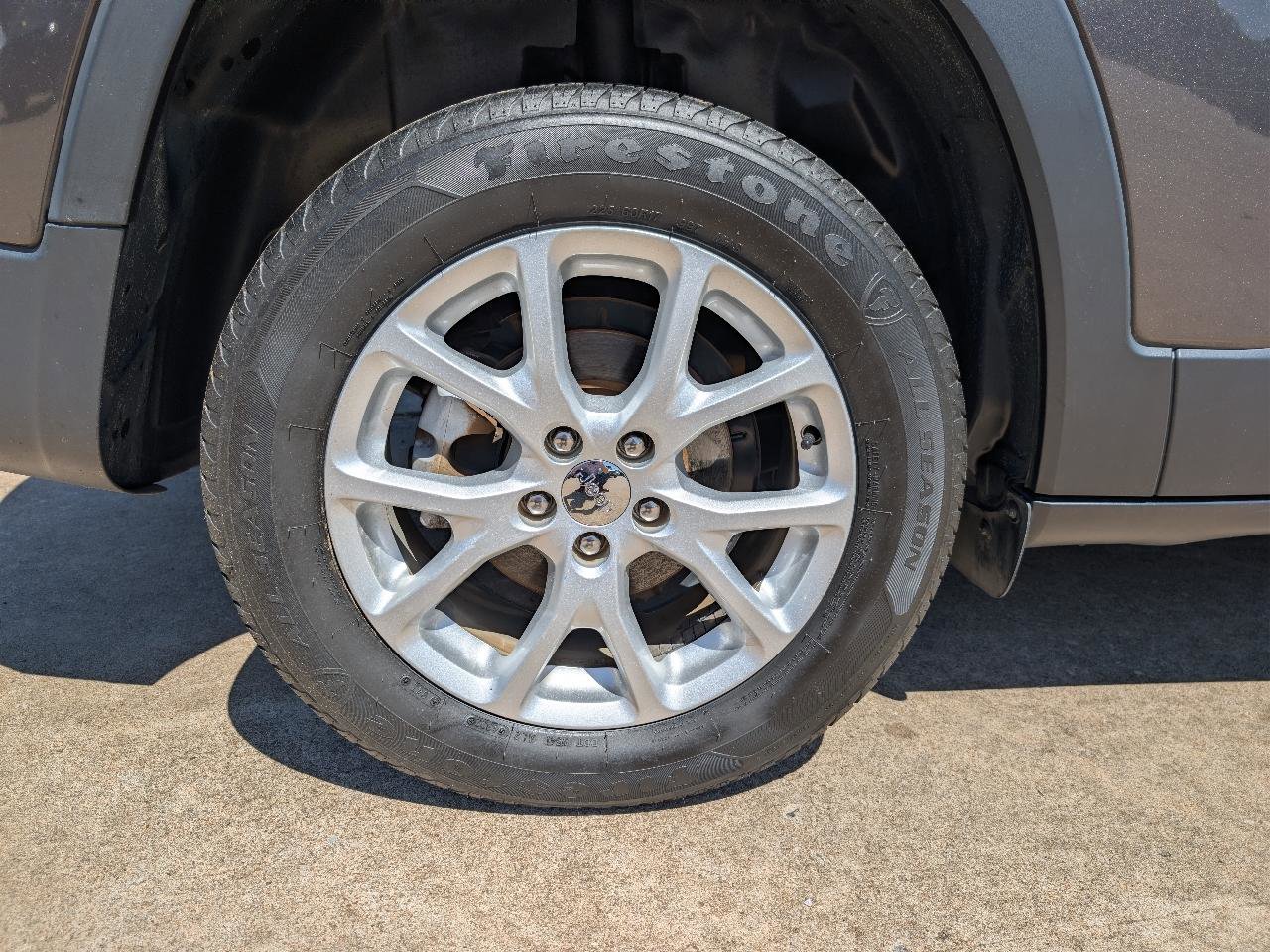Used 2018 Jeep Cherokee Latitude Plus w/ Comfort/Convenience Group FWD image 9