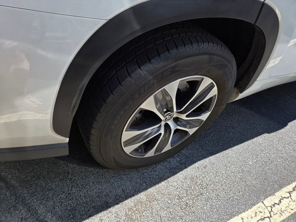 Used 2022 Toyota Highlander XLE FWD image 10