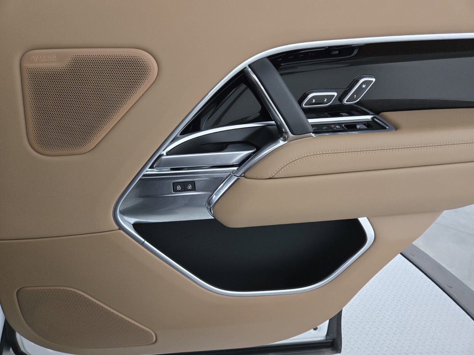 Used 2025 Land Rover Range Rover Long Wheelbase SE image 21