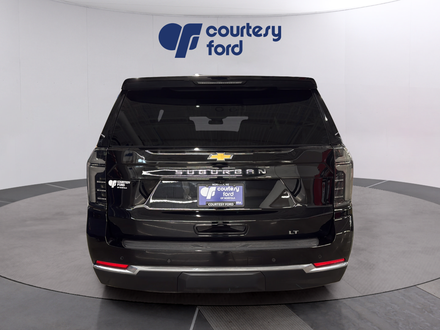 Used 2025 Chevrolet Suburban LT w/ Comfort Package AWD/4WD image 6
