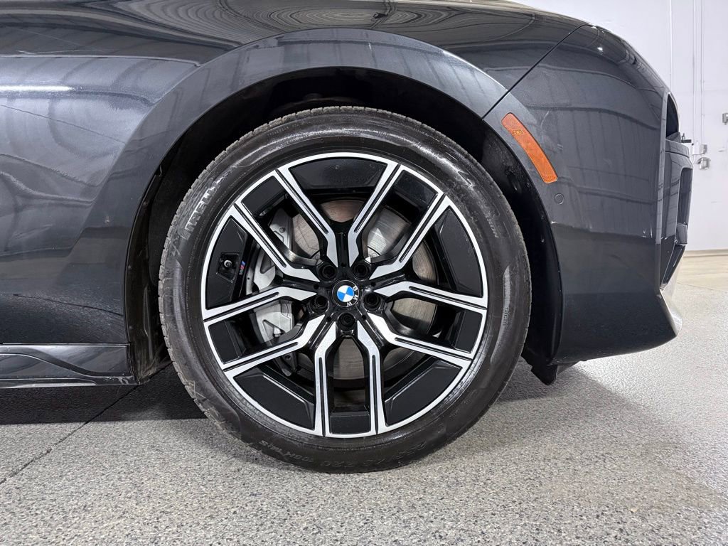 Used 2023 BMW 760i xDrive w/ Executive Package image 4