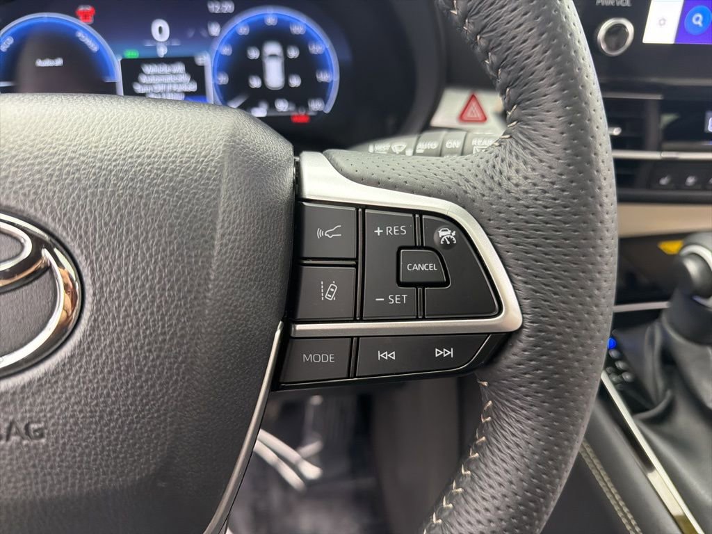 Used 2025 Toyota Sienna Platinum image 13