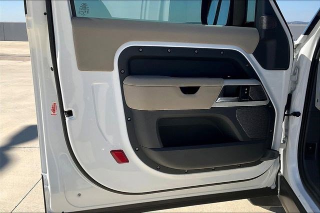 Used 2022 Land Rover Defender 90 X-Dynamic S image 28