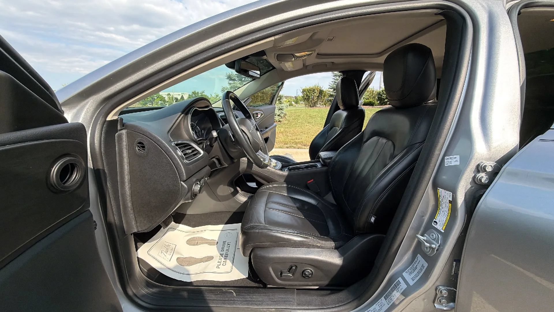 Used 2017 Chrysler 200 Limited Platinum w/ Comfort & Convenience Group FWD image 13