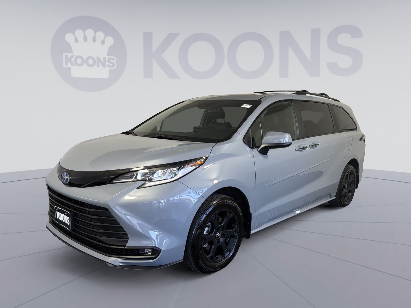 Used 2025 Toyota Sienna XLE Woodland Edition image 1