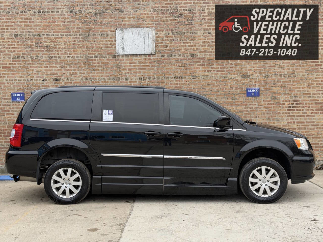 Used 2016 Chrysler Town & Country Touring FWD image 9
