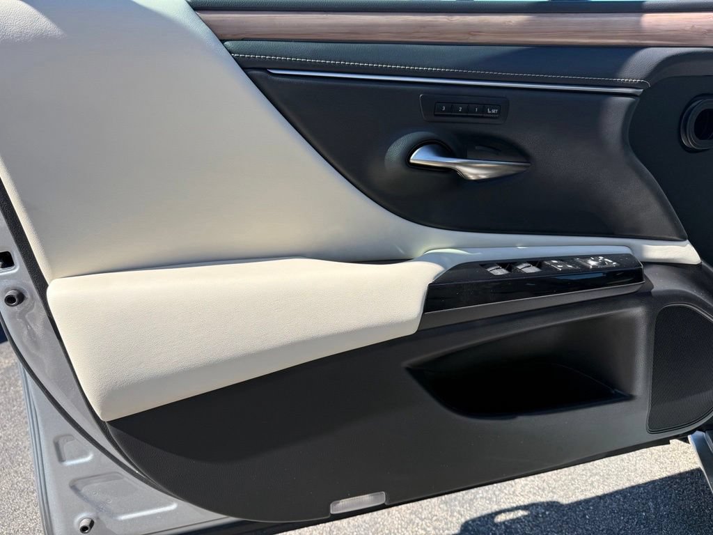 Used 2024 Lexus ES 300h w/ Premium Package FWD image 5
