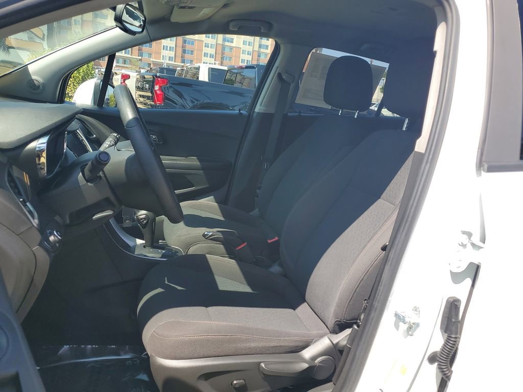 Used 2022 Chevrolet Trax LS w/ Tint and Cruise Package image 15