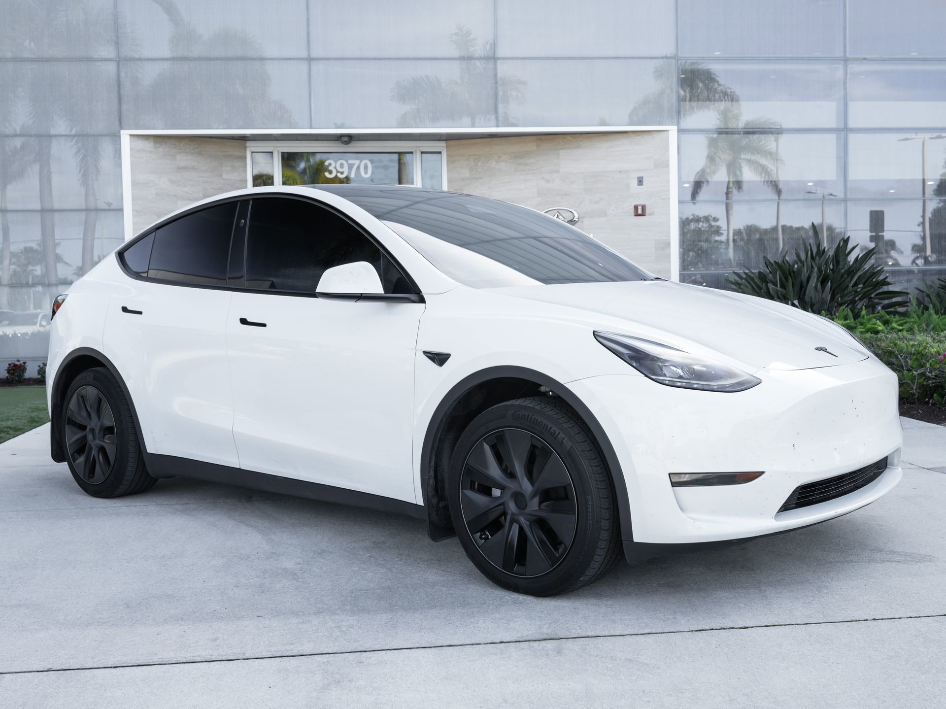 Used 2024 Tesla Model Y Long Range RWD image 3