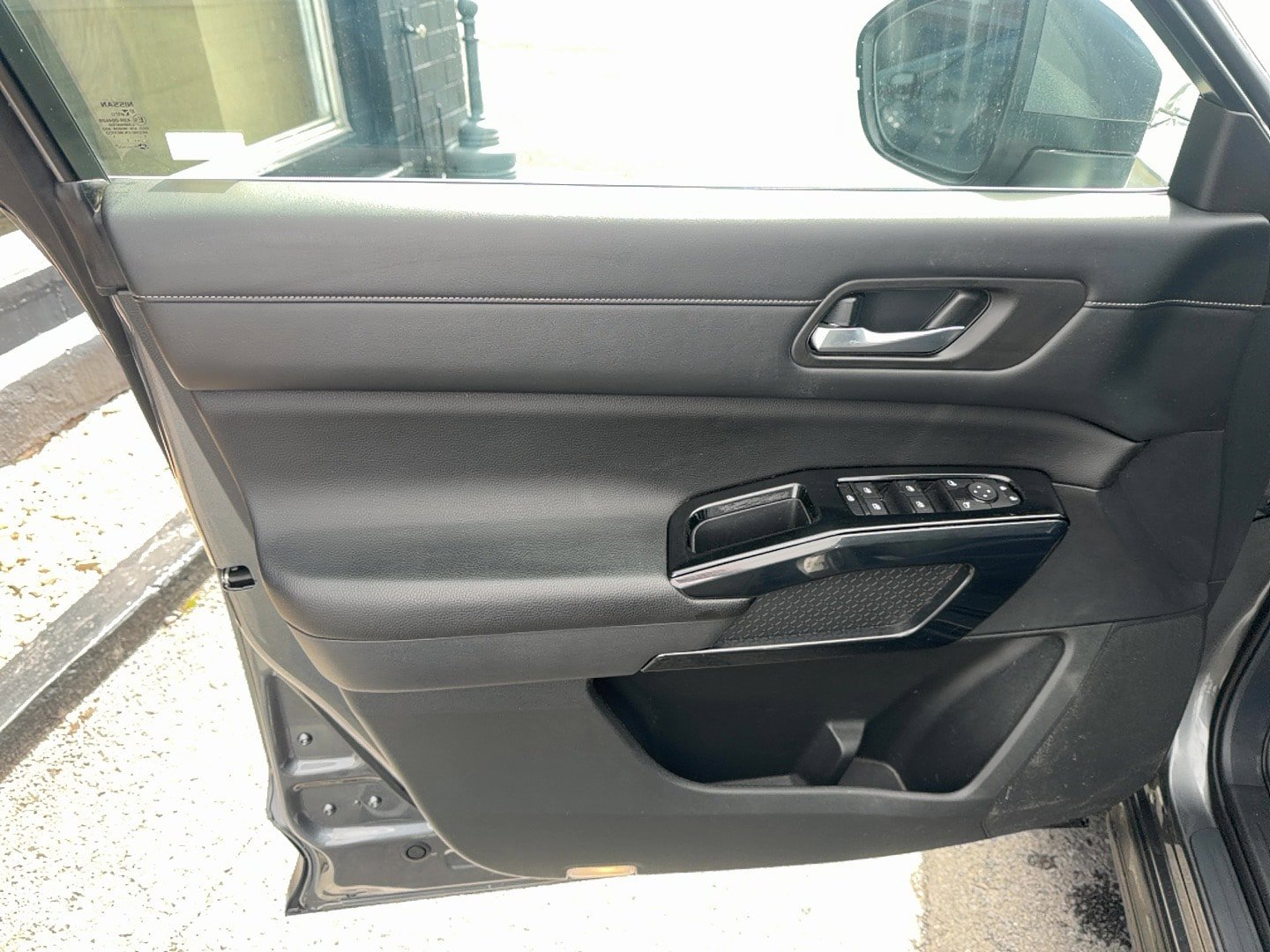 Used 2022 Nissan Pathfinder SV AWD/4WD image 16