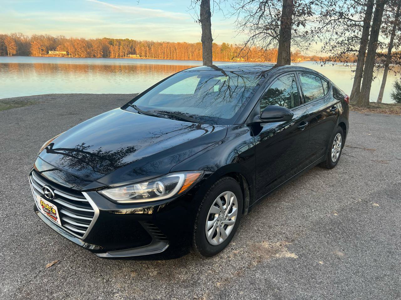 Used 2018 Hyundai Elantra SE image 2