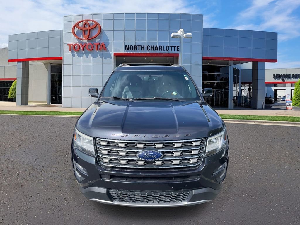 Used 2017 Ford Explorer XLT w/ Equipment Group 202A image 3