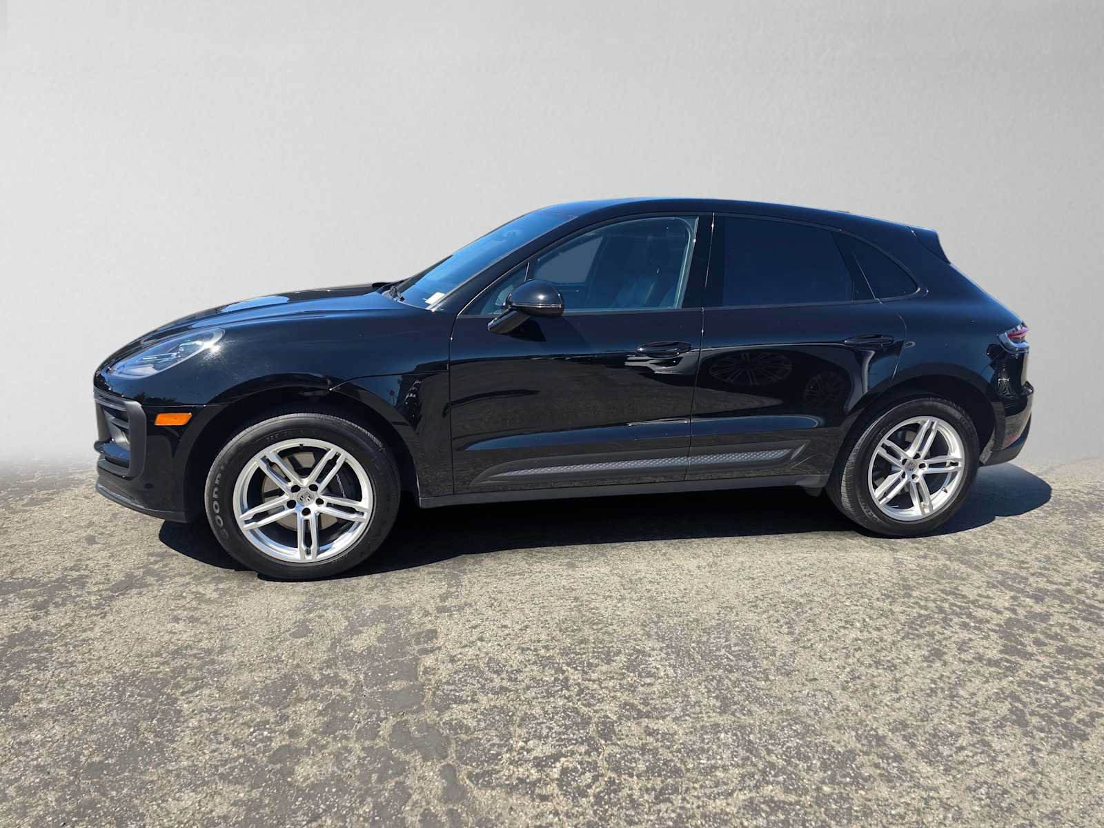 Used 2024 Porsche Macan AWD/4WD image 2