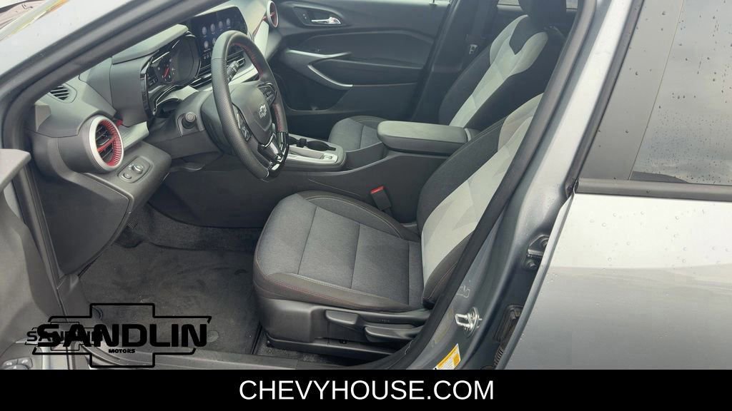 Used 2024 Chevrolet Trax RS w/ Sunroof Package FWD image 17