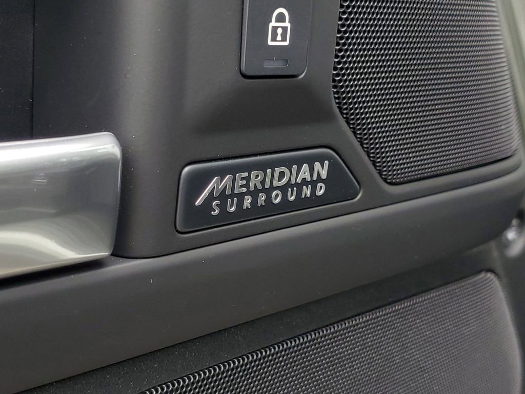 Used 2025 Land Rover Defender 130 X-Dynamic SE image 15