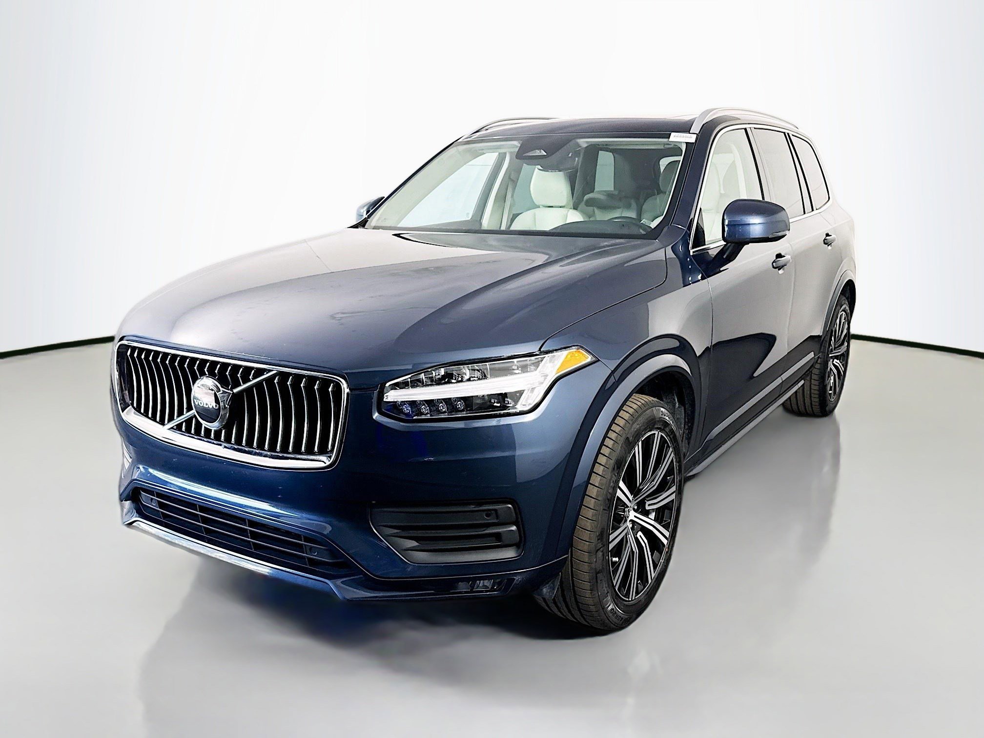 Used 2023 Volvo XC90 B5 Core w/ Protection Package AWD/4WD image 4