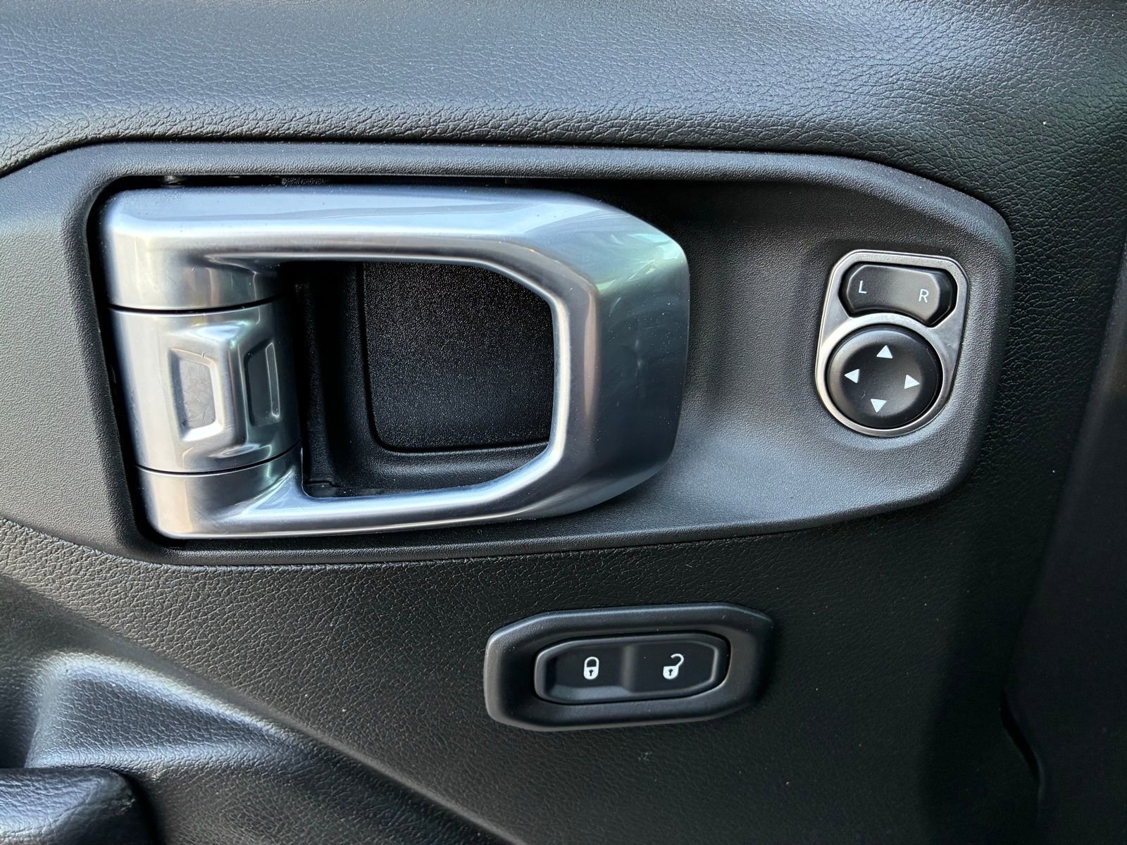 Used 2023 Jeep Gladiator Mojave image 8