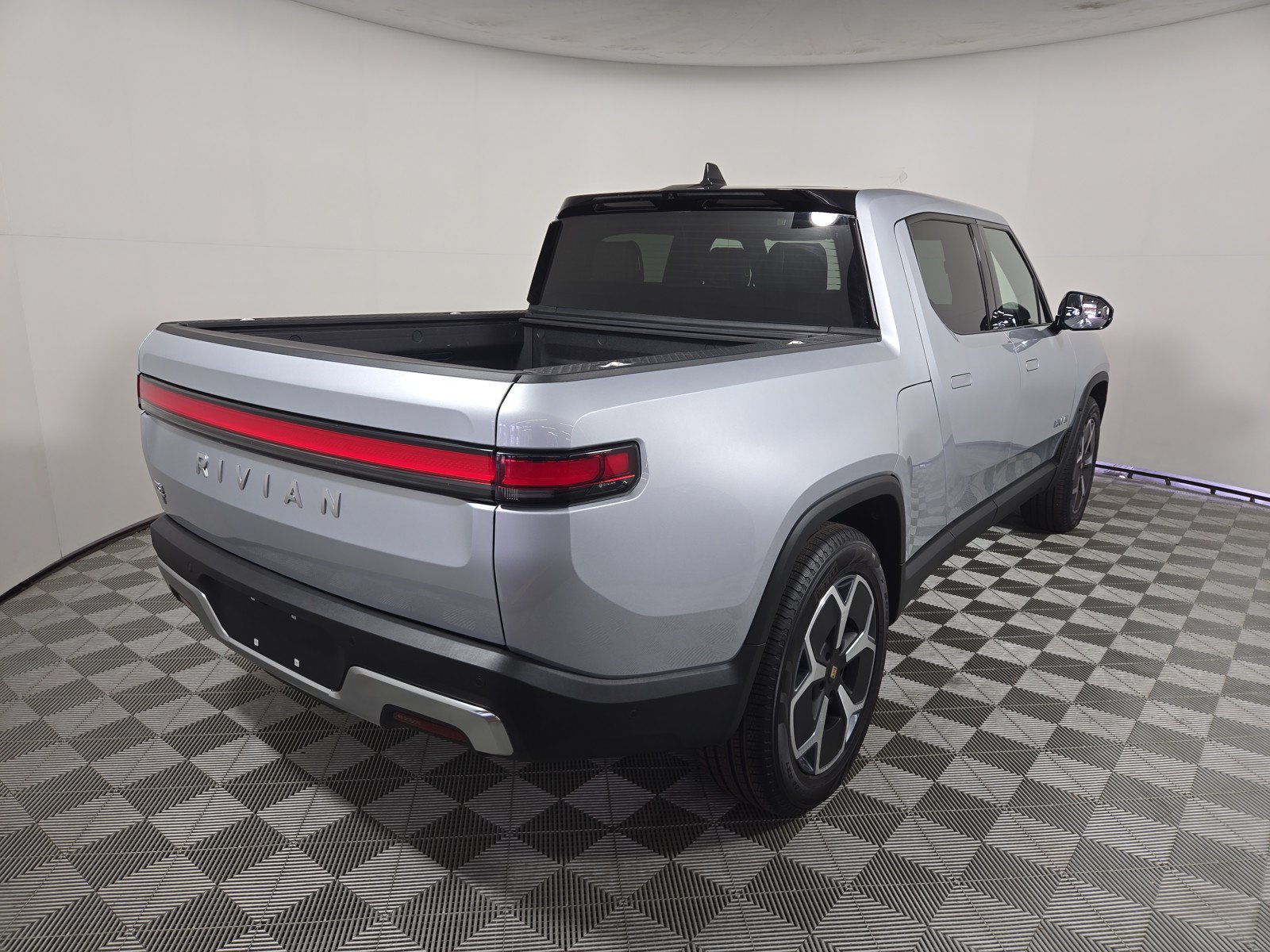 Used 2024 Rivian R1T Adventure AWD/4WD image 5