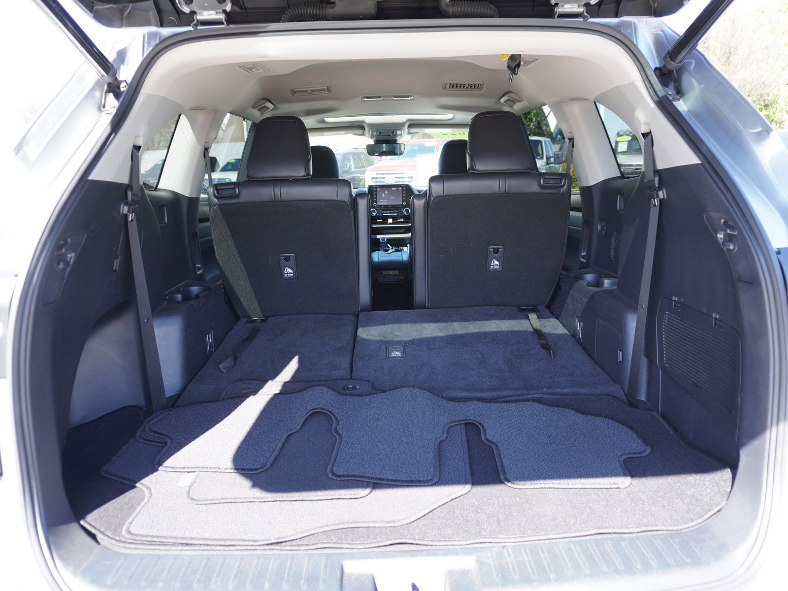 Used 2022 Toyota Highlander XLE image 12