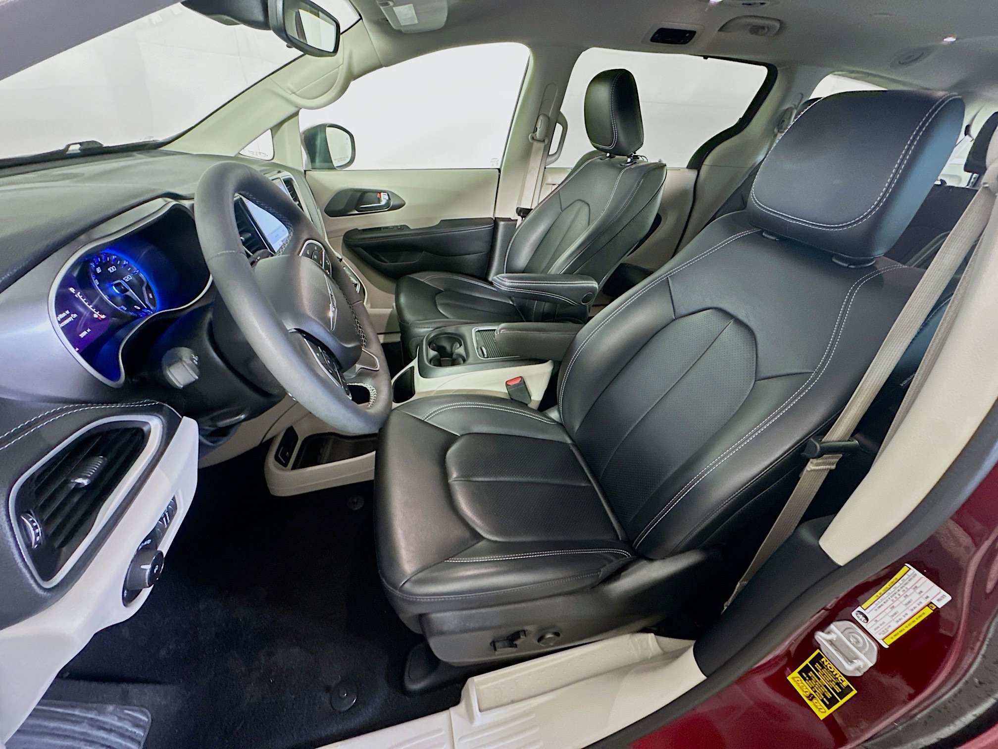 Used 2023 Chrysler Pacifica Touring-L image 13