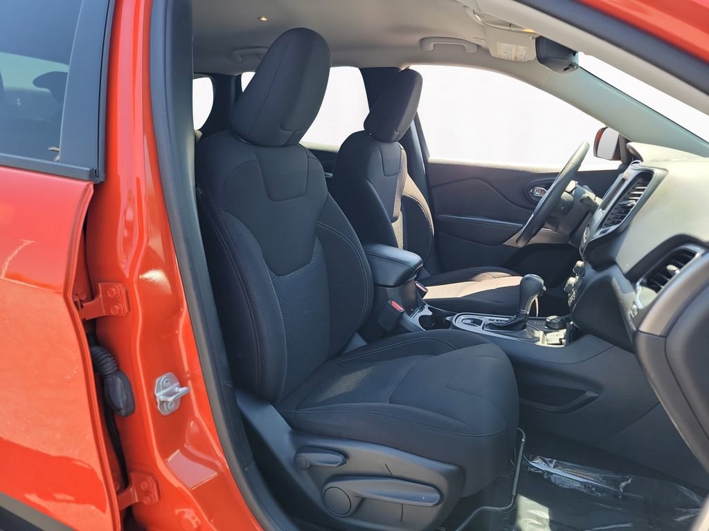 Used 2021 Jeep Cherokee Latitude w/ Mopar Interior Package AWD/4WD image 15