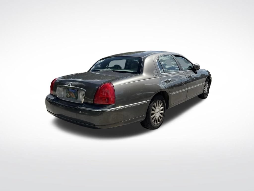 Used 2004 Lincoln Town Car Signature RWD image 5