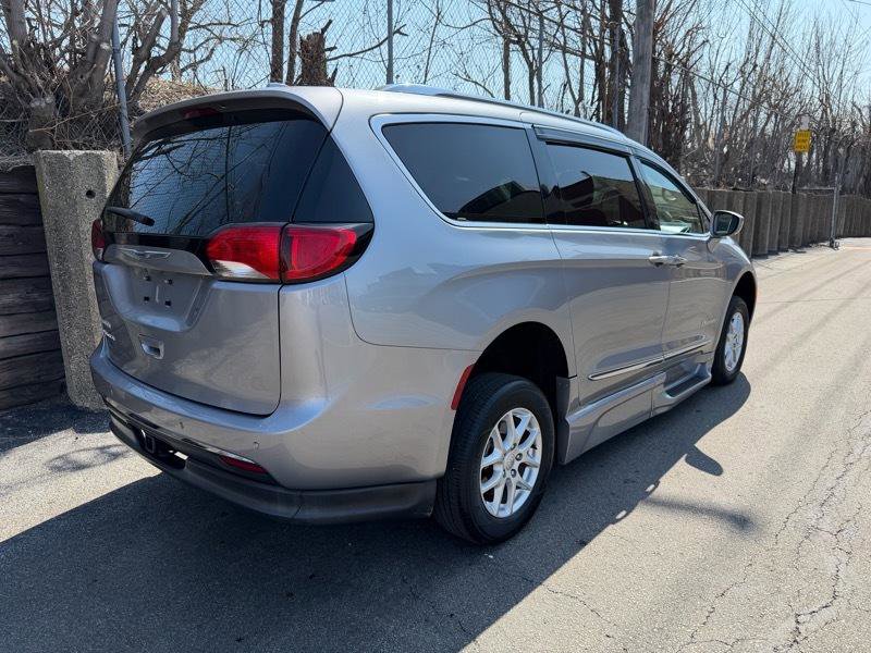 Used 2020 Chrysler Pacifica Touring-L FWD image 9
