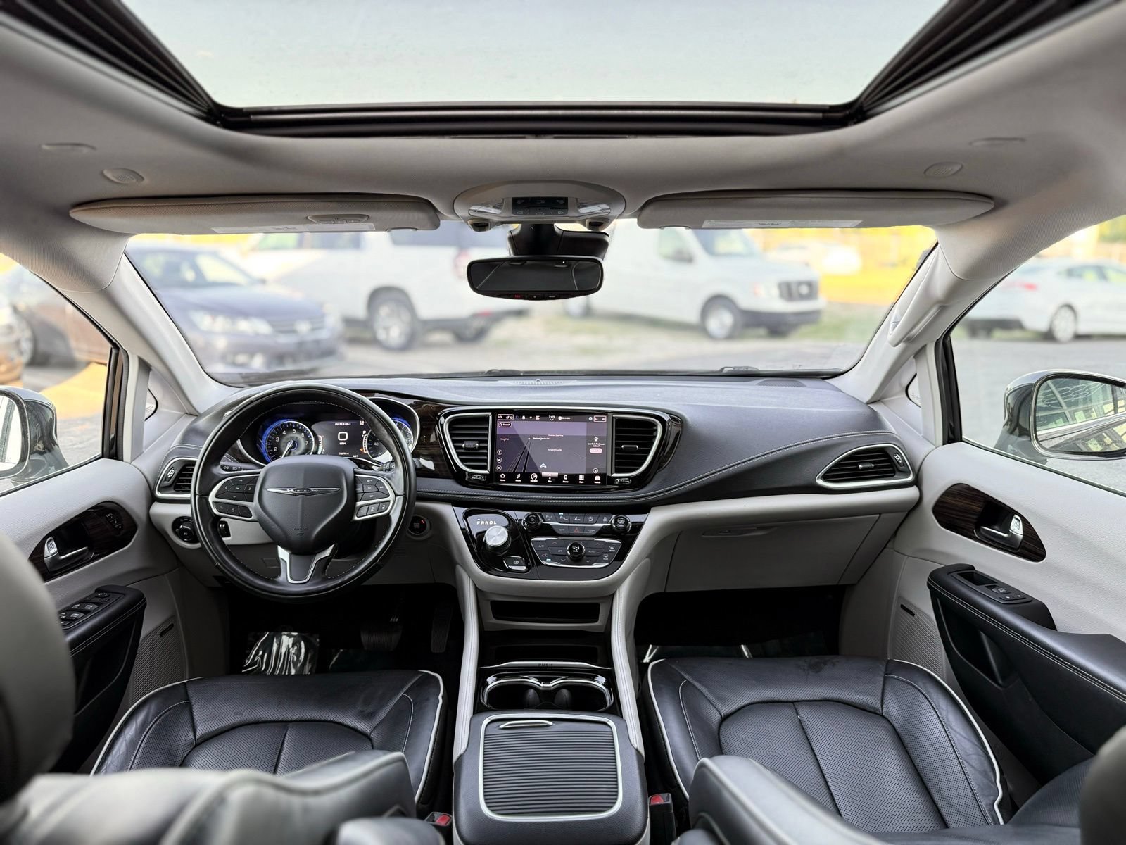 Used 2022 Chrysler Pacifica Limited FWD image 2