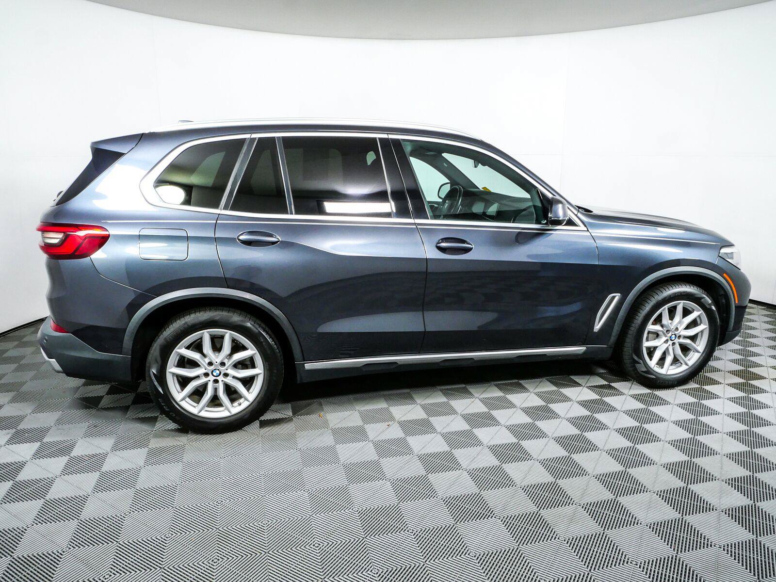 Used 2019 BMW X5 xDrive40i w/ Convenience Package AWD/4WD image 2