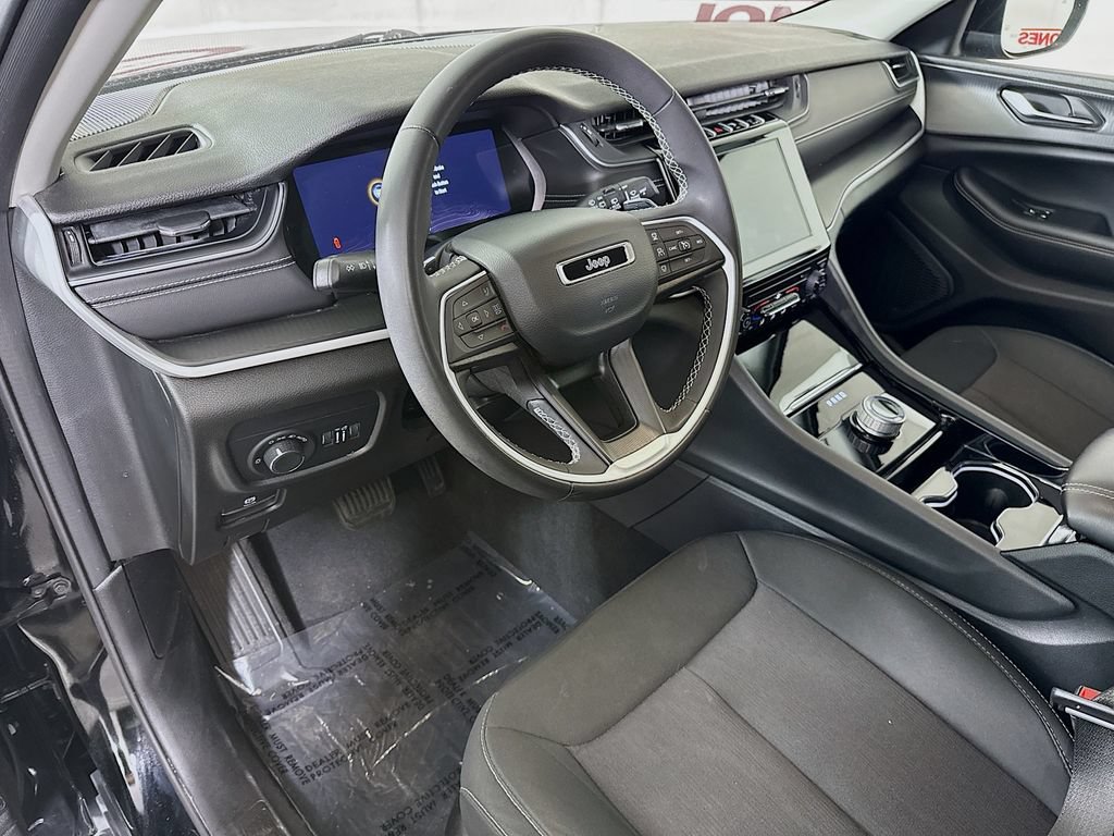 Used 2023 Jeep Grand Cherokee Laredo AWD/4WD image 17