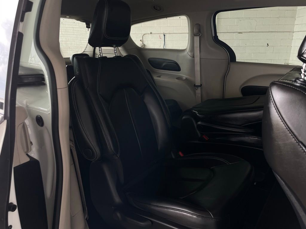 Used 2023 Chrysler Pacifica Touring-L image 22