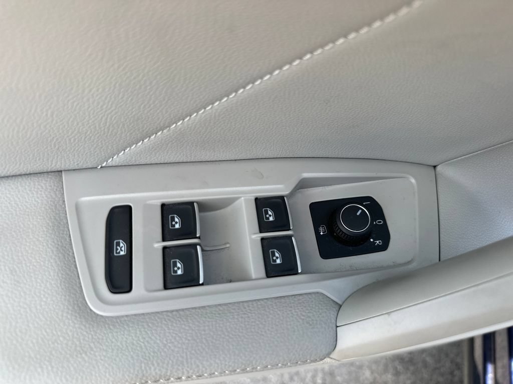 Used 2023 Volkswagen Tiguan SE w/ Panoramic Sunroof Package FWD image 14