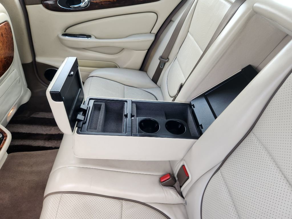 Used 2008 Jaguar XJ8 L image 39