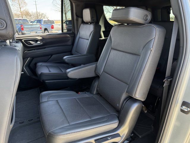 Used 2024 Chevrolet Suburban High Country w/ Premium Package image 32