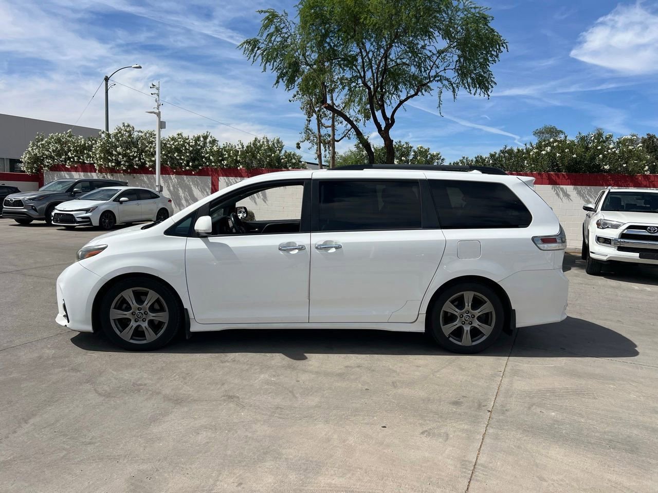 Used 2018 Toyota Sienna SE w/ Carpet Mat Package image 5