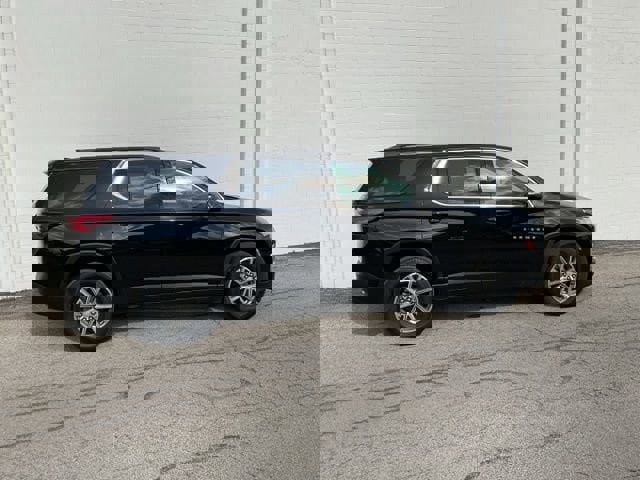 Used 2023 Chevrolet Traverse LT image 3