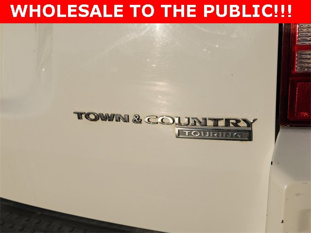 Used 2010 Chrysler Town & Country Touring image 4