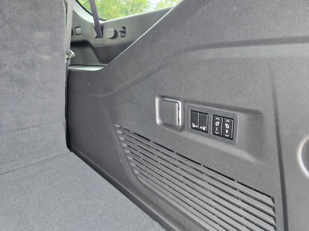 Used 2021 Chevrolet Suburban High Country image 12