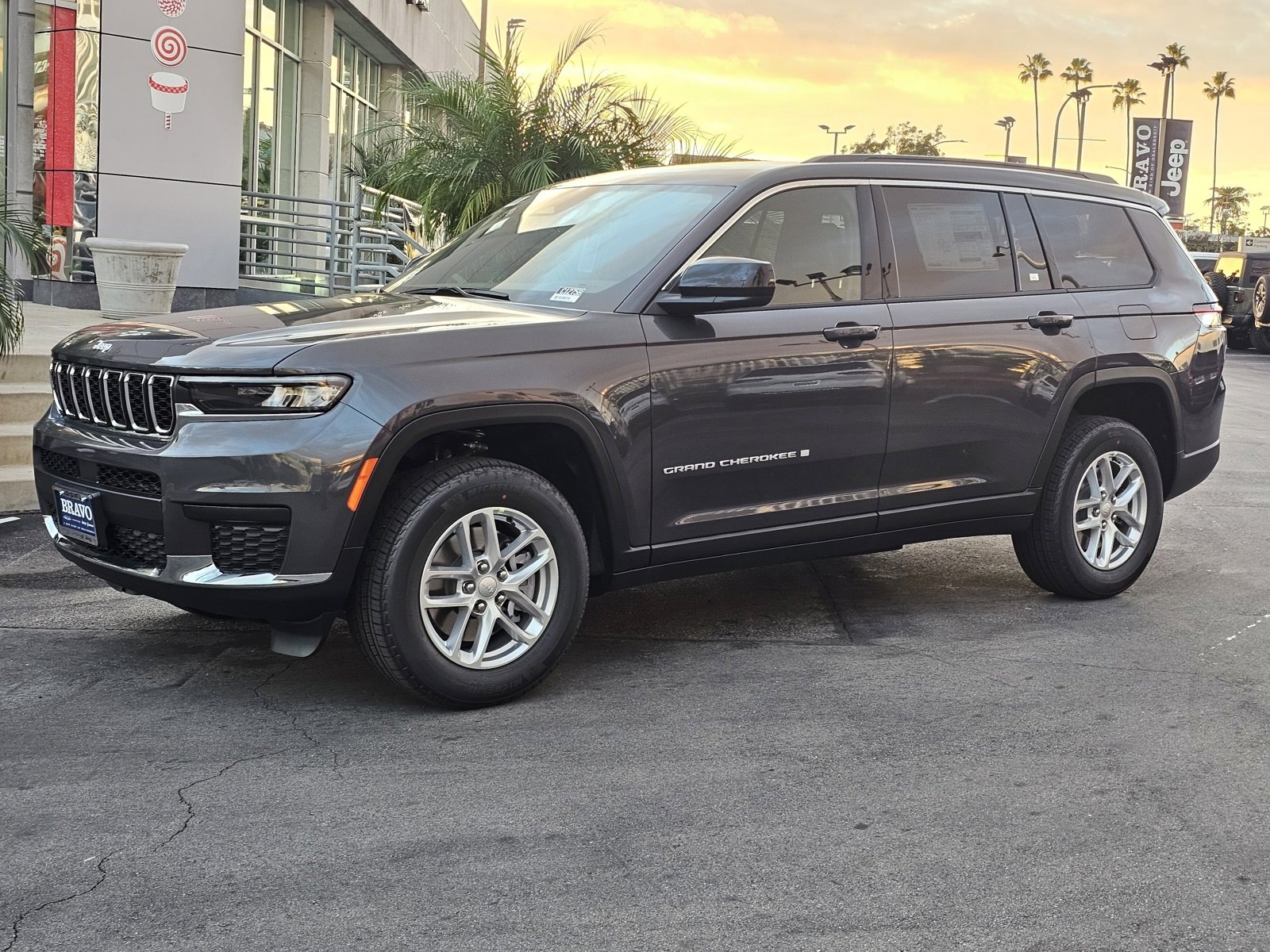 New 2025 Jeep Grand Cherokee L Laredo image 3