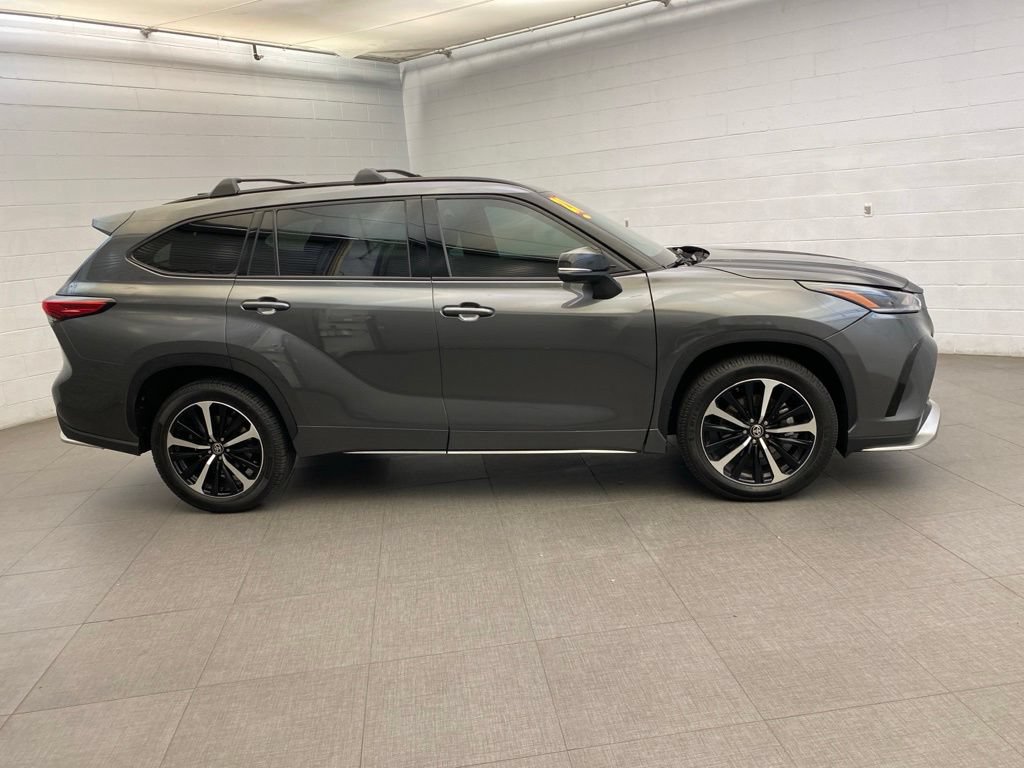 Used 2021 Toyota Highlander XSE AWD/4WD image 10