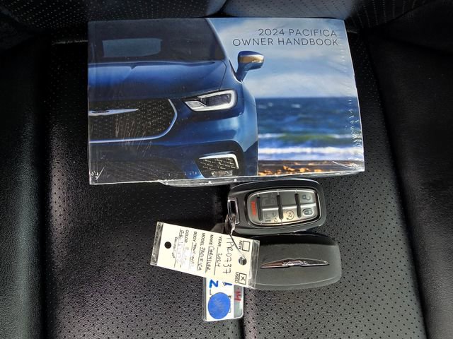 Certified 2024 Chrysler Pacifica Touring-L image 35