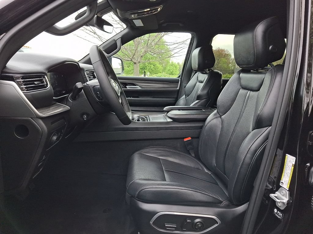 Used 2024 Jeep Wagoneer L Series II w/ Flexible Seating Group AWD/4WD image 17