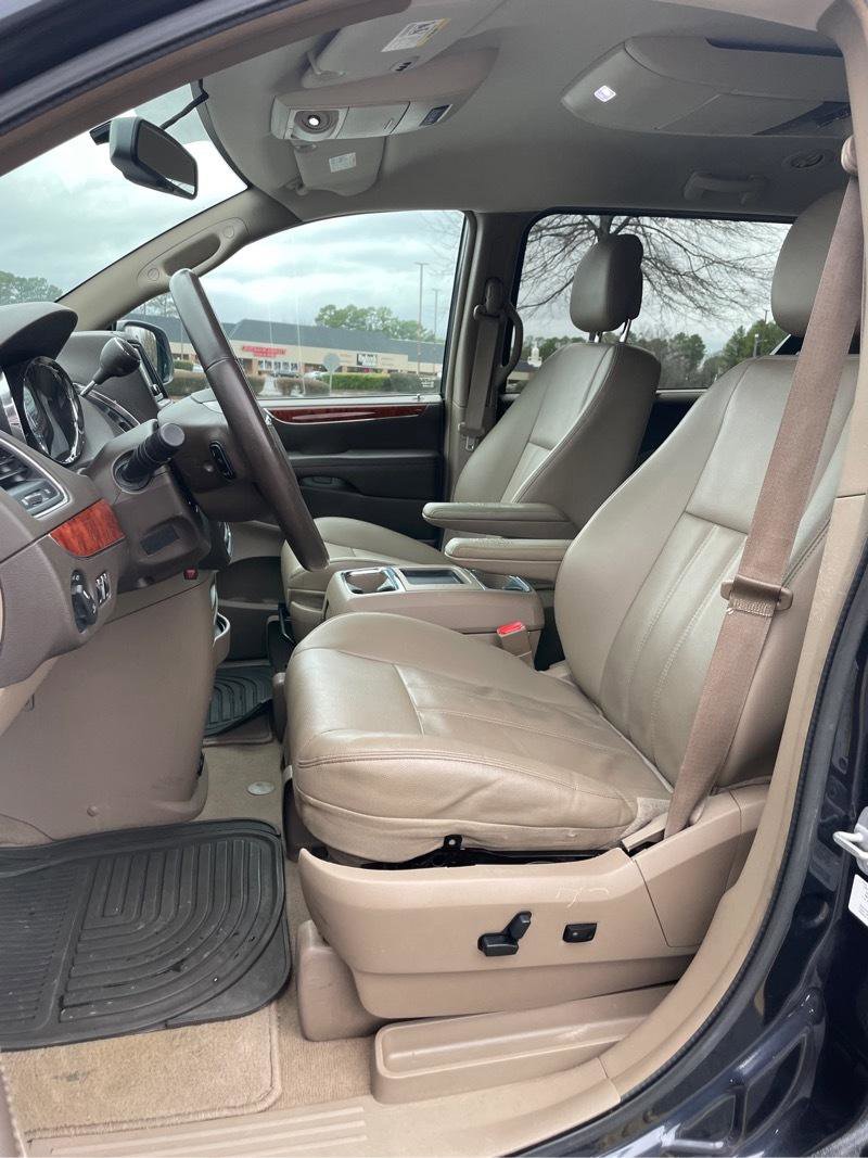 Used 2014 Chrysler Town & Country Touring FWD image 11