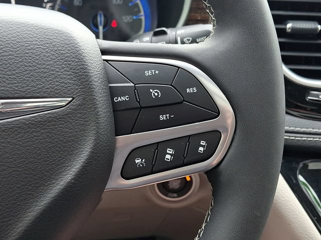 Used 2022 Chrysler Pacifica Limited AWD/4WD image 24